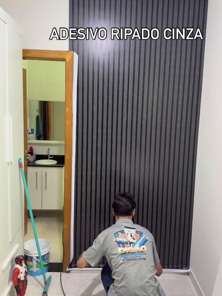 Digão aplicando adesivo ripado cinza