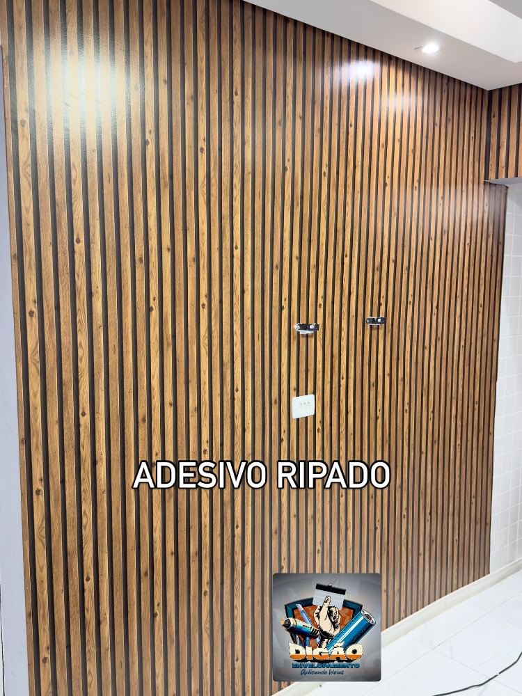Parede com adesivo ripado madeirado